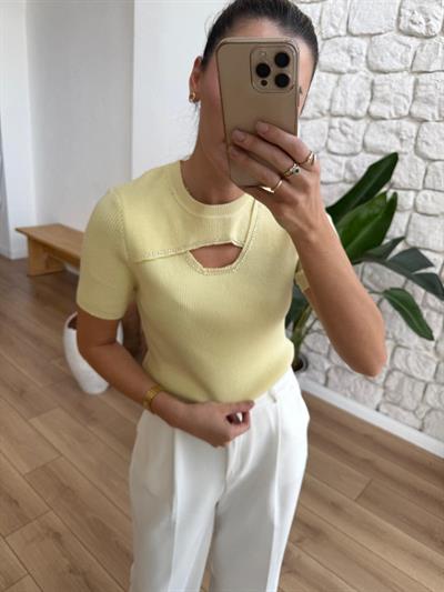 Boncuk Ve Göğüs Dekolteli Sarı Triko 