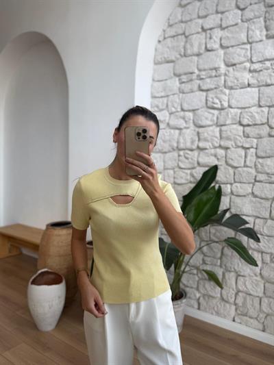 Boncuk Ve Göğüs Dekolteli Sarı Triko 