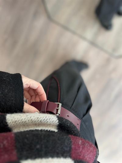 Bordo Biyeli Kendinden Kemerli Siyah Kumaş Pantolon 