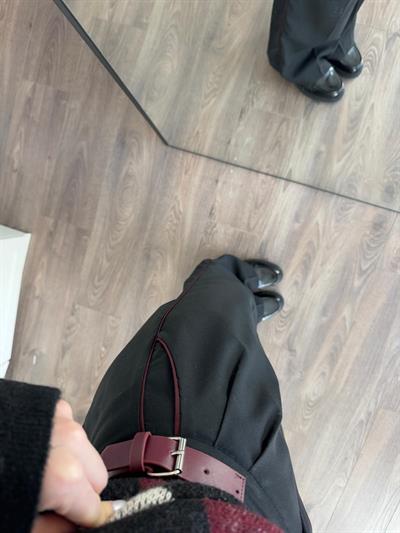 Bordo Biyeli Kendinden Kemerli Siyah Kumaş Pantolon 