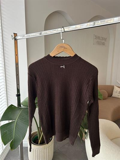 Broş Detaylı Acı Kahve Simli Bluz