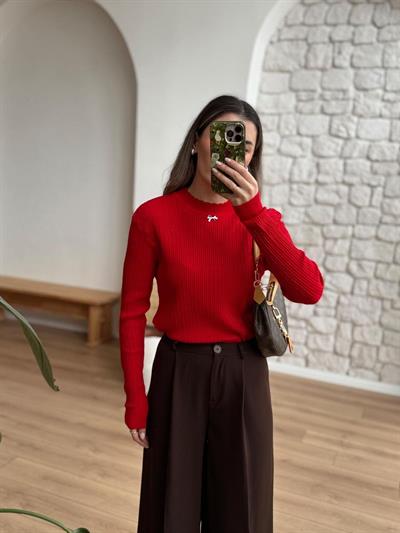 Broş Detaylı Kırmızı Simli Bluz