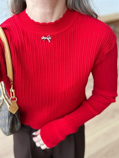 Broş Detaylı Kırmızı Simli Bluz