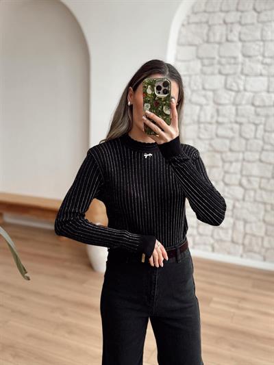 Broş Detaylı Siyah Simli Bluz