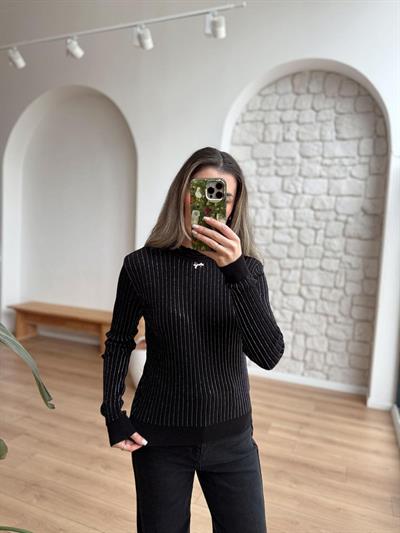 Broş Detaylı Siyah Simli Bluz