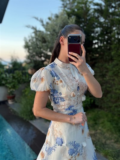 Çiçek Aplikeli Mavi Desenli Elbise