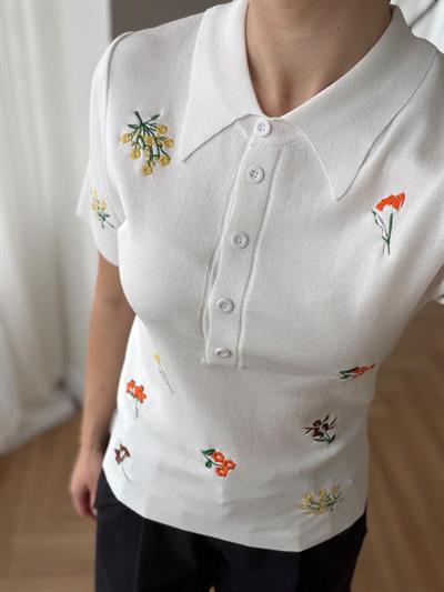 Çiçek Nakışlı Polo Yaka Beyaz Triko Tshirt