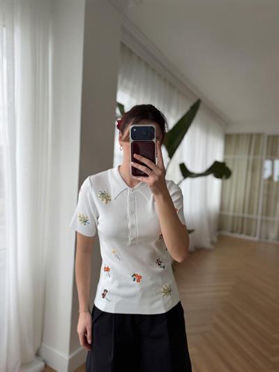 Çiçek Nakışlı Polo Yaka Beyaz Triko Tshirt