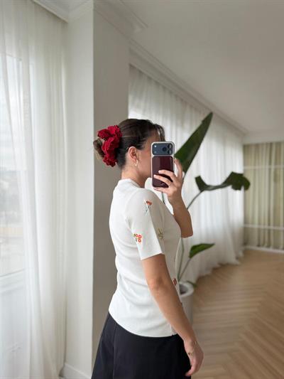 Çiçek Nakışlı Polo Yaka Beyaz Triko Tshirt