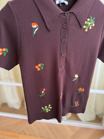 Çiçek Nakışlı Polo Yaka Kahverengi Triko Tshirt