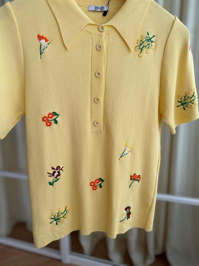 Çiçek Nakışlı Polo Yaka Sarı Triko Tshirt
