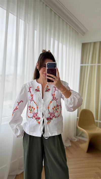 Çiçek Nakışlı Poplin Gömlek