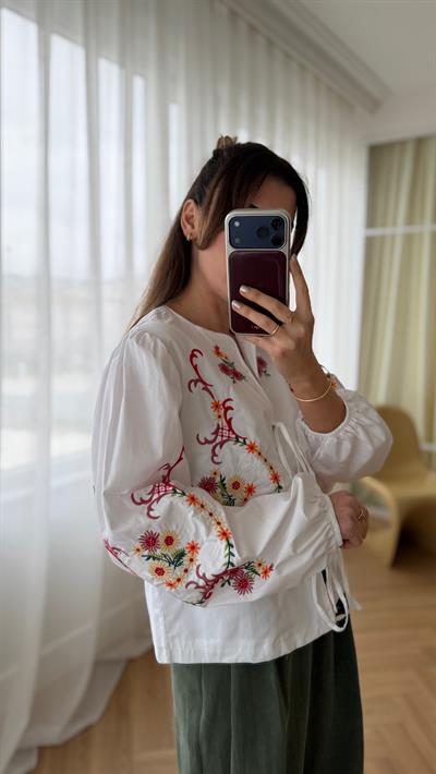 Çiçek Nakışlı Poplin Gömlek