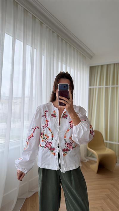 Çiçek Nakışlı Poplin Gömlek