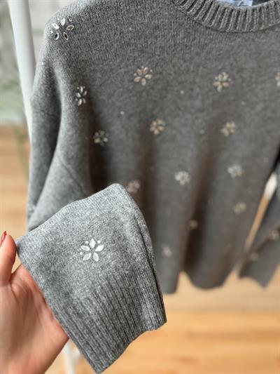 Çiçek Taşlı Triko Kazak