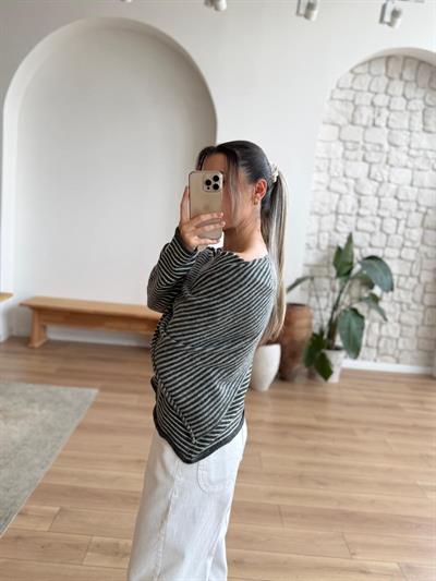 Çizgili Fular Detaylı Triko Kazak