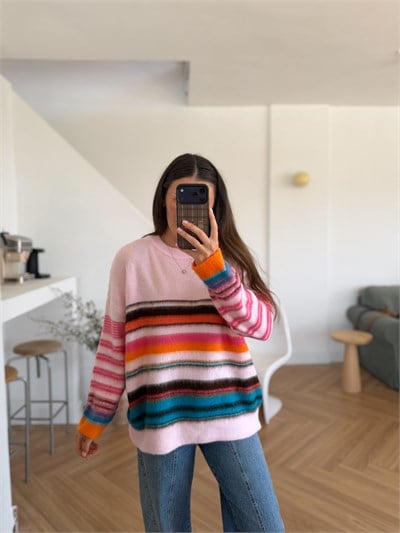 Çok Renkli Çizgili Pembe Kazak