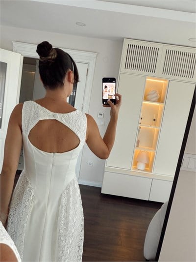 Dantel Detaylı Beyaz Elbise