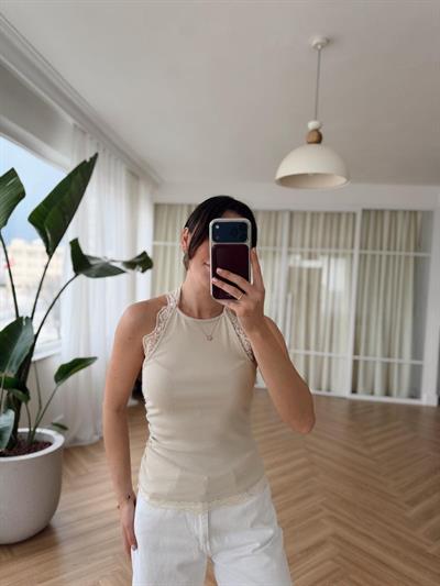 Dantel Detaylı Halter Yaka Bej Body