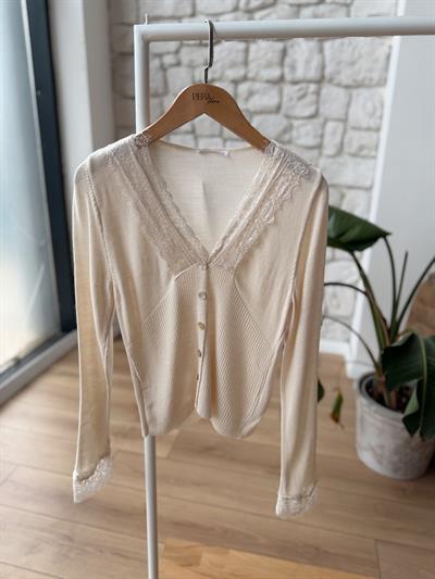 Dantel Detaylı Krem Triko Hırka