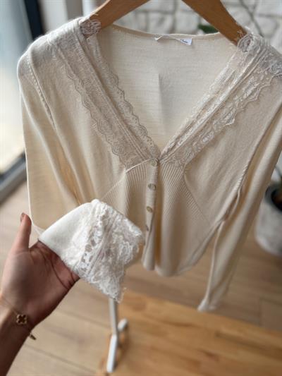 Dantel Detaylı Krem Triko Hırka