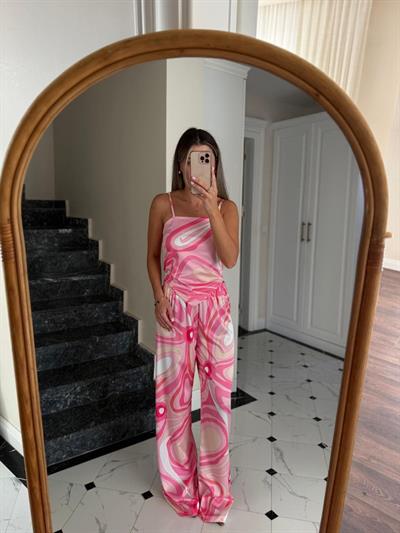 Desenli Pembe Askılı Bluz Pantolon Takım