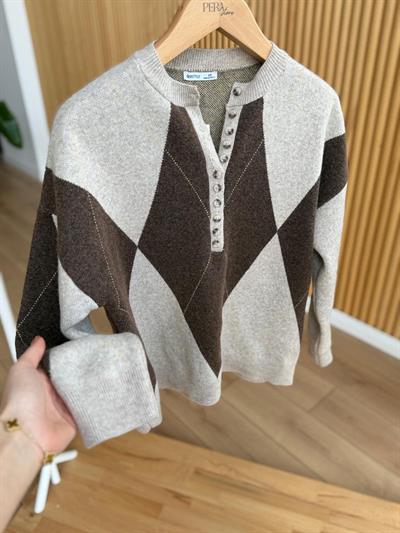 Düğmeli Bej-Kahve Baklava Desen Kazak