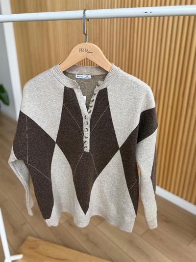 Düğmeli Bej-Kahve Baklava Desen Kazak