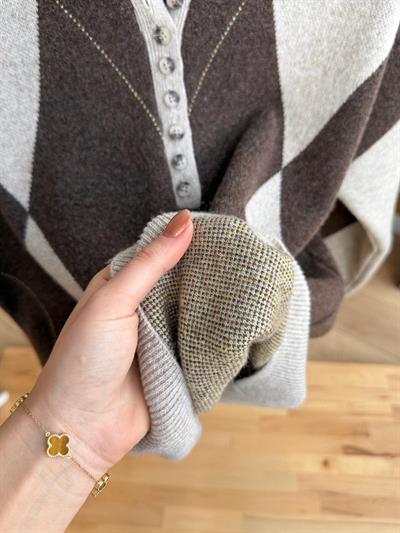 Düğmeli Bej-Kahve Baklava Desen Kazak