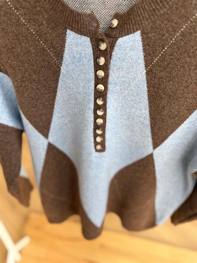 Düğmeli Mavi-Kahve Baklava Desen Kazak