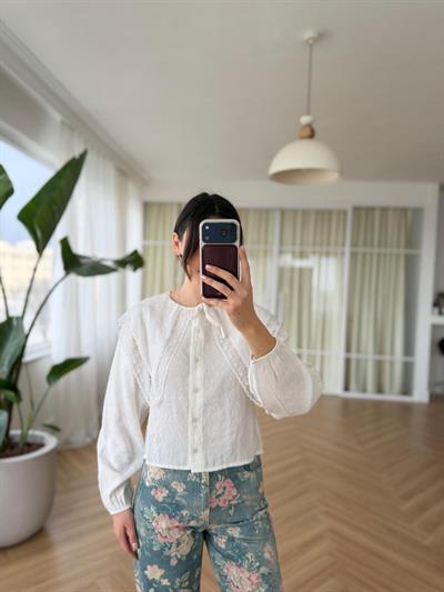 Ekru Dantel Yakalı Gömlek