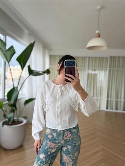 Ekru Dantel Yakalı Gömlek