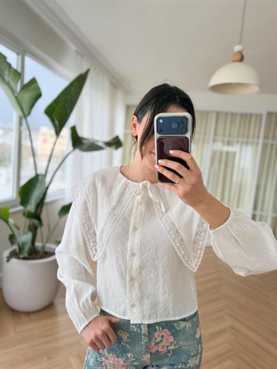 Ekru Dantel Yakalı Gömlek