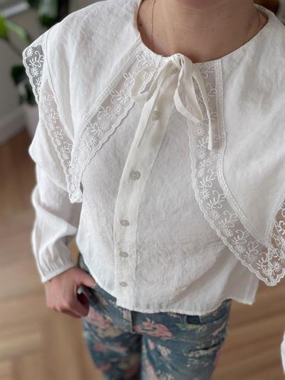 Ekru Dantel Yakalı Gömlek