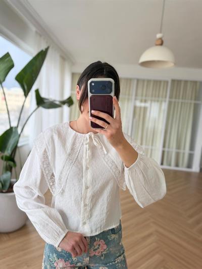 Ekru Dantel Yakalı Gömlek