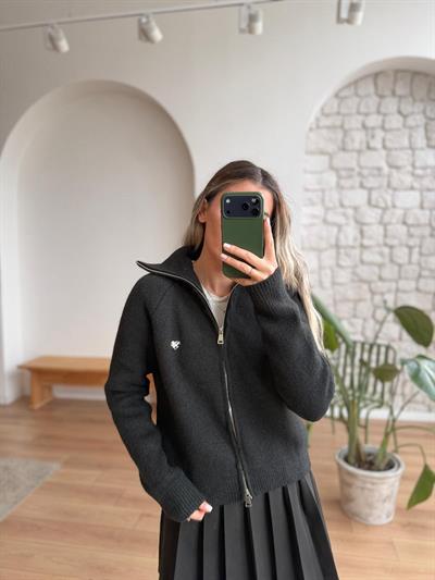 Fermuarlı Siyah Hırka