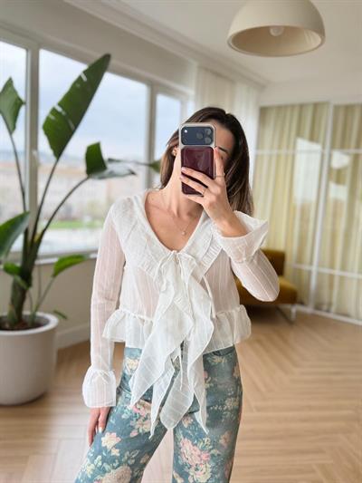 Fırfırlı Beyaz Gömlek