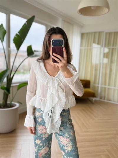 Fırfırlı Beyaz Gömlek