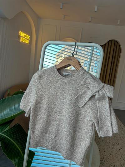 Fiyonk Detaylı Bej Yumoş Triko Kazak