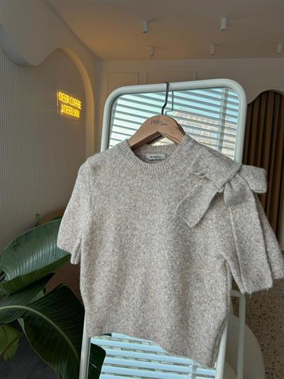 Fiyonk Detaylı Bej Yumoş Triko Kazak