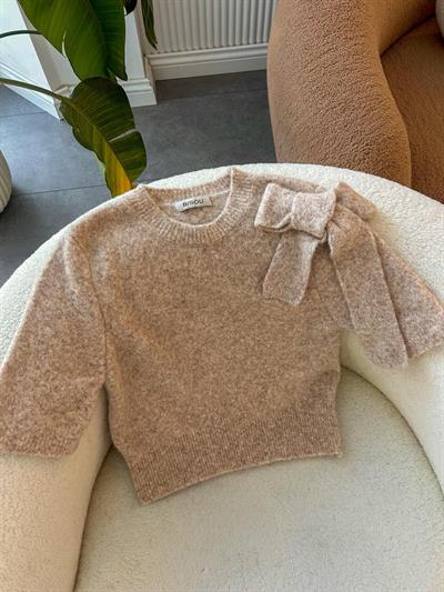 Fiyonk Detaylı Bej Yumoş Triko Kazak