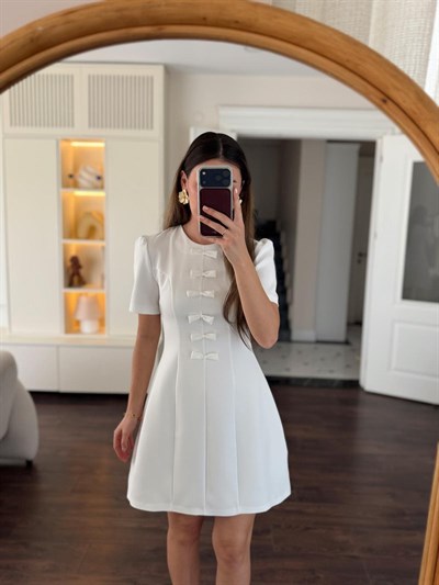 Fiyonk Detaylı Beyaz Elbise