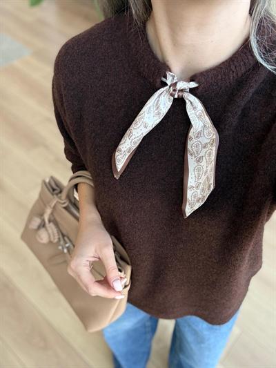 Fularlı Kahverengi Kazak