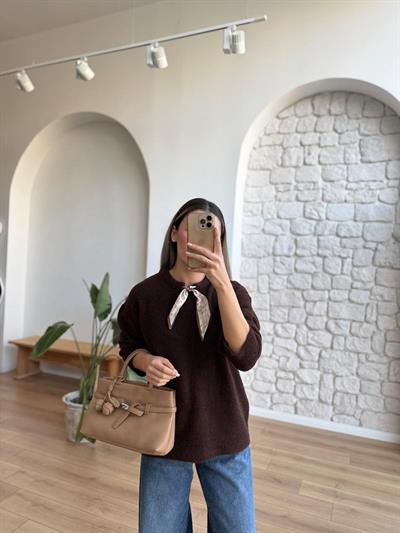 Fularlı Kahverengi Kazak