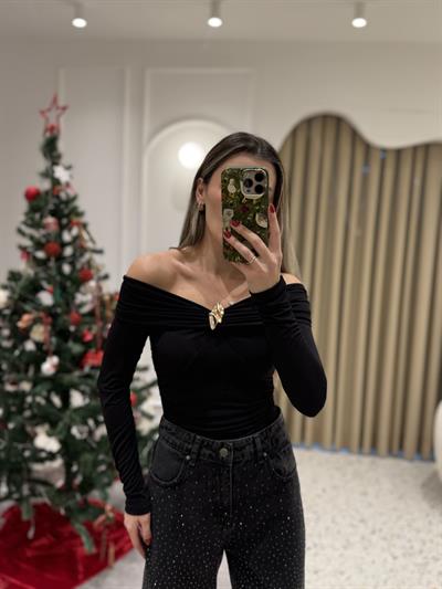 Gold Aksesuarlı Drapeli Siyah Bluz