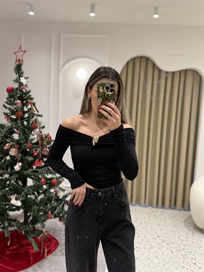 Gold Aksesuarlı Drapeli Siyah Bluz