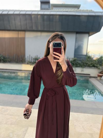 Gül Broşlu Bordo Elbise