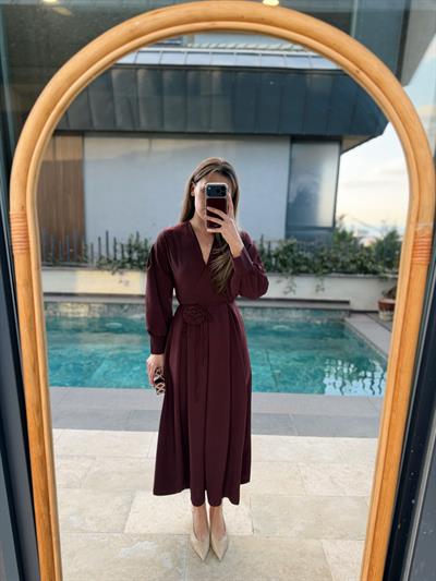 Gül Broşlu Bordo Elbise