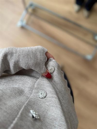 Güpür Detaylı Taş Düğmeli Bej Hırka
