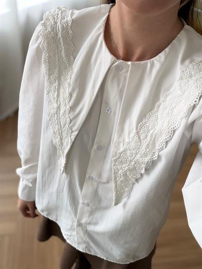 Güpür Yakalı Beyaz Gömlek